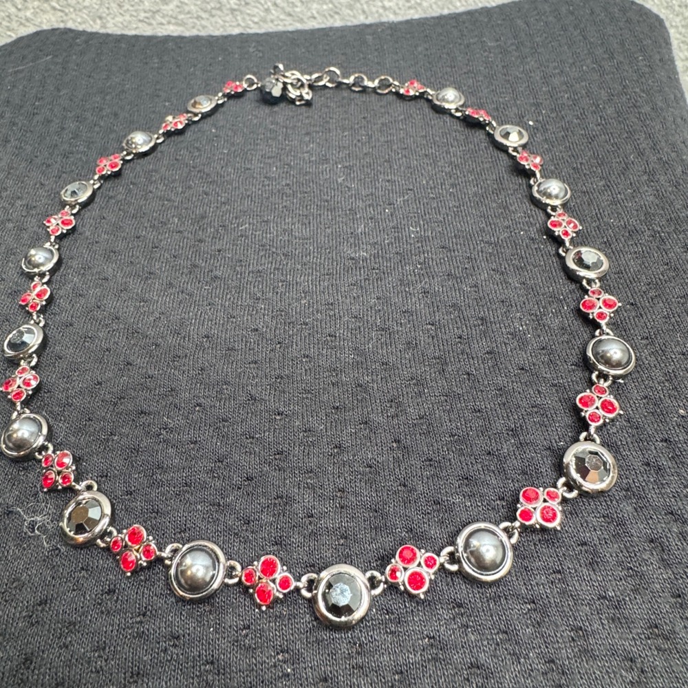 Sparkling Red Crystal & Hematite Tone‎ Flower Link Necklace